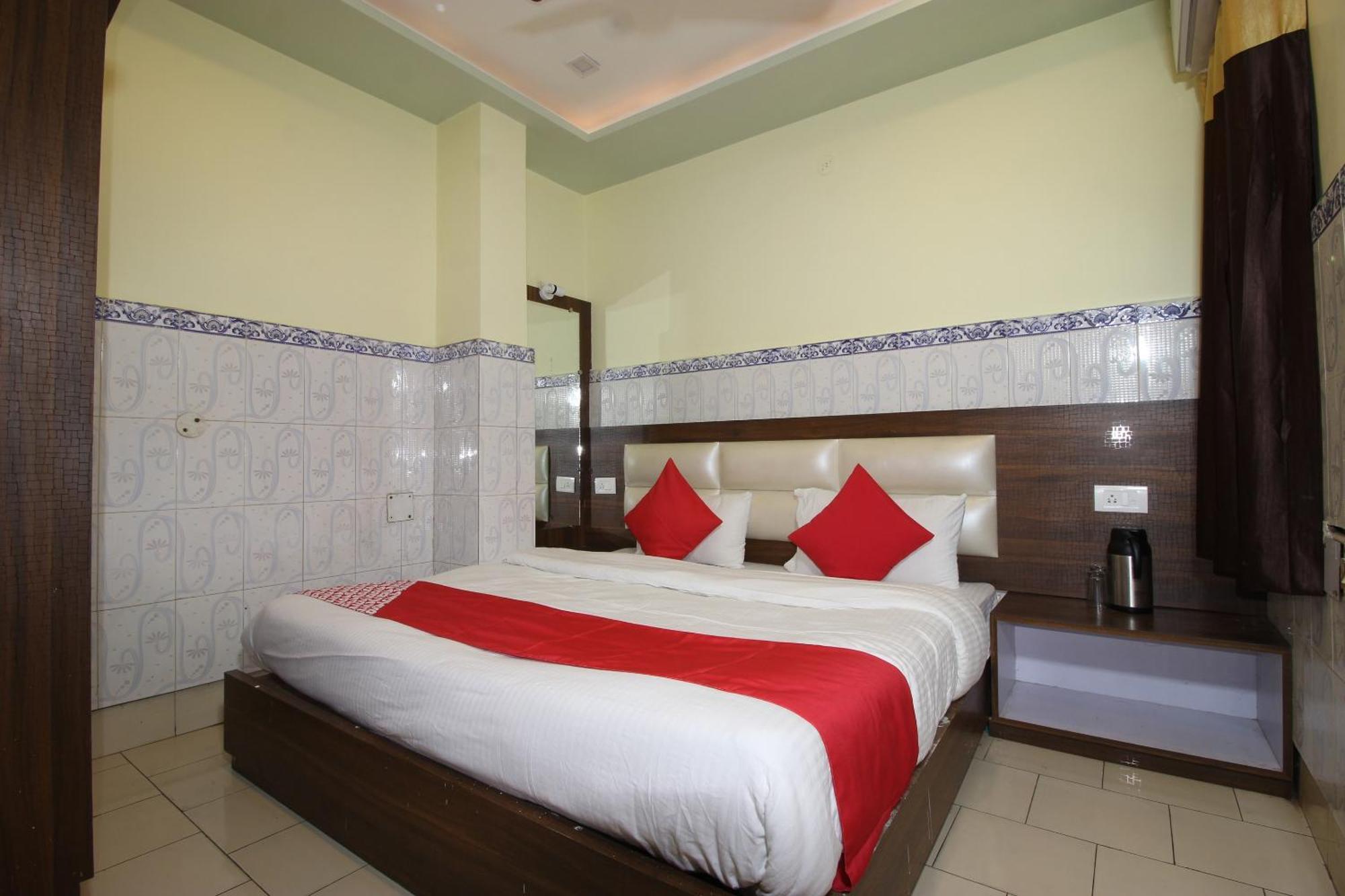 Hotel O Blue Diamond Váránaszi Kültér fotó