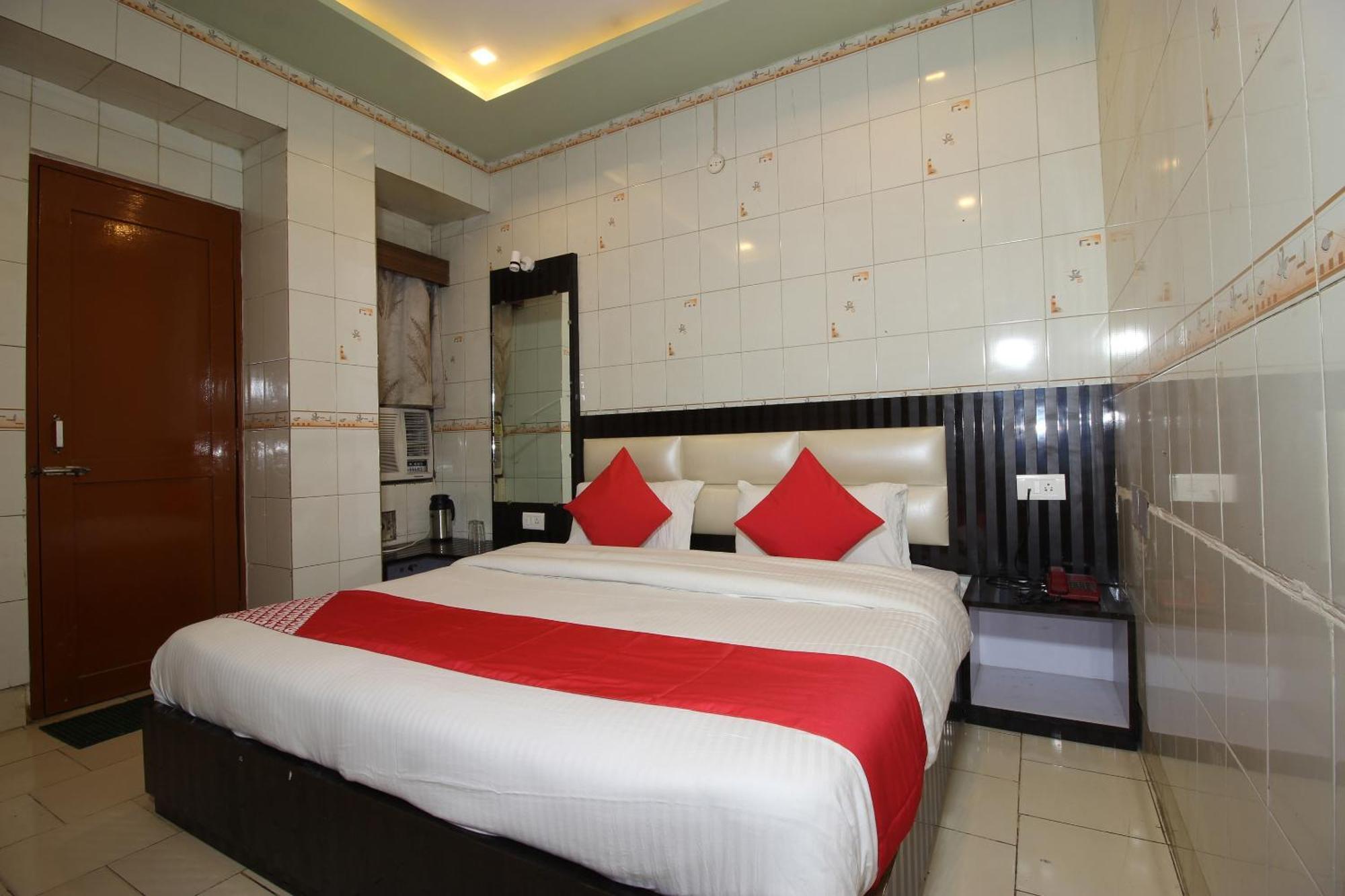 Hotel O Blue Diamond Váránaszi Kültér fotó