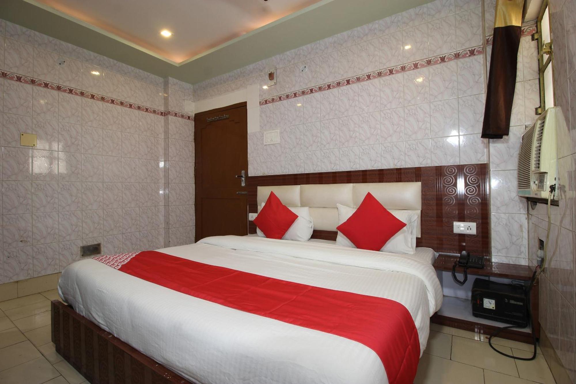 Hotel O Blue Diamond Váránaszi Kültér fotó
