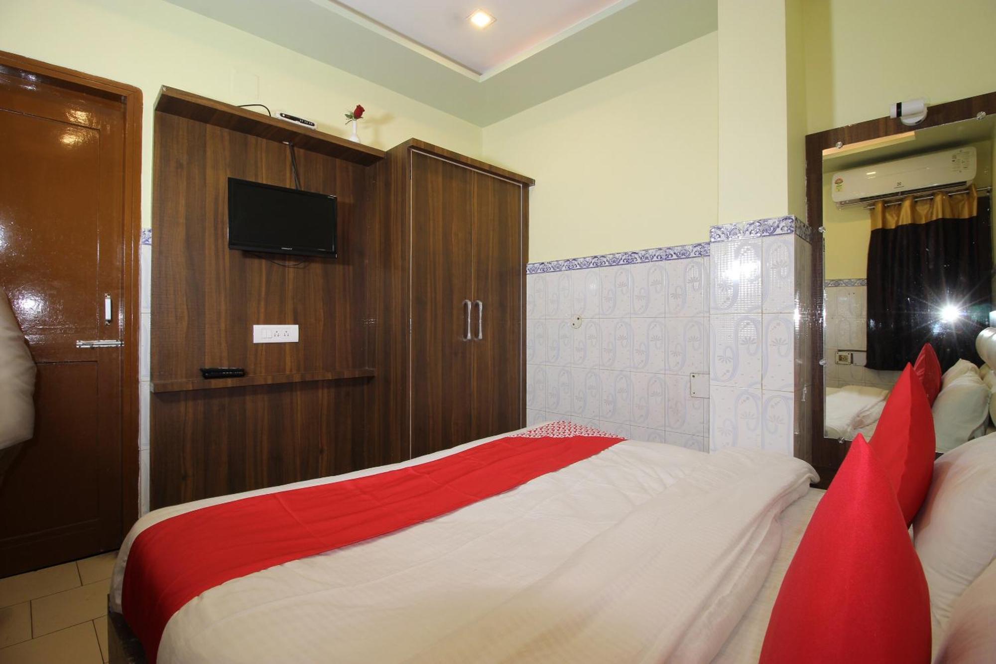 Hotel O Blue Diamond Váránaszi Kültér fotó