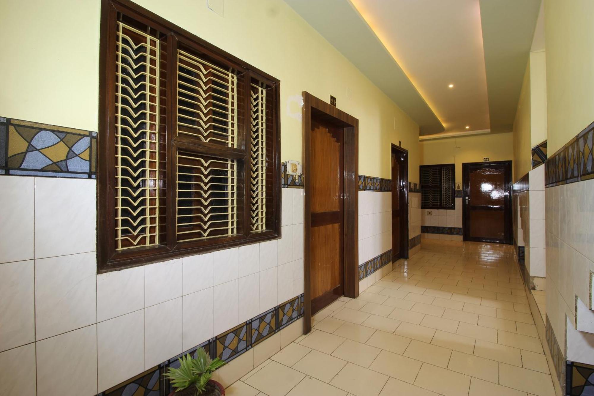 Hotel O Blue Diamond Váránaszi Kültér fotó