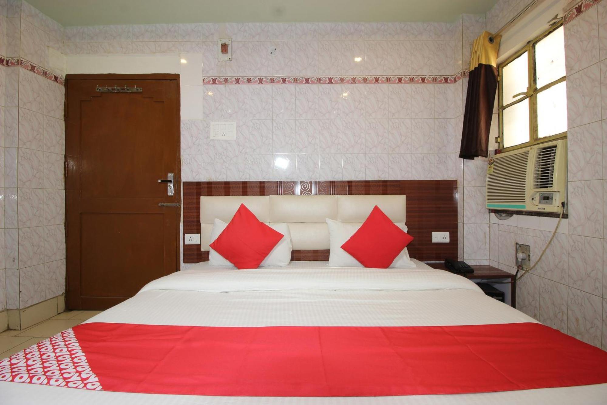 Hotel O Blue Diamond Váránaszi Kültér fotó